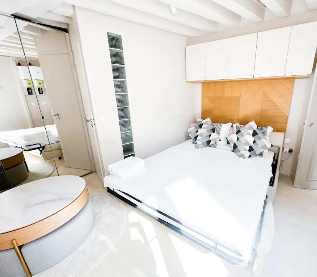 Apartment Majestueux Dans Le Marais